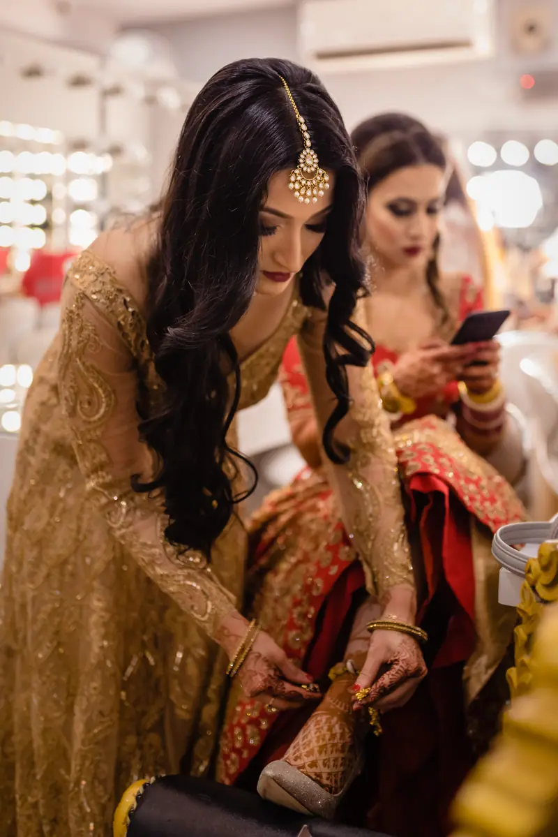A candid frame of the bride's sister mid-laugh