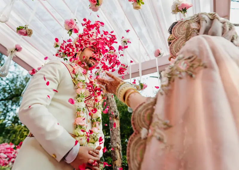 The garland exchange under a shower of flowers